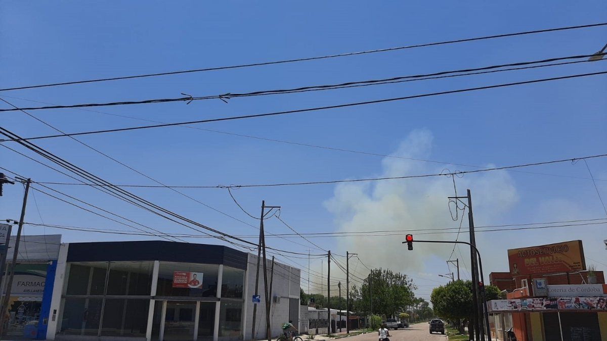El humo pudo verse desde varios puntos de la ciudad.