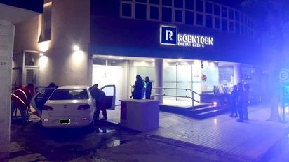 Perdió el control de su automóvil y fue a parar al edificio de un centro médico