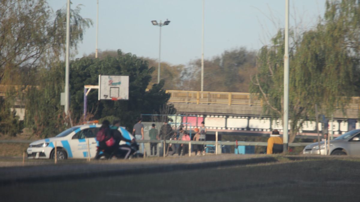 Las autoridades dispusieron controles para evitar desbordes en espacios abiertos.