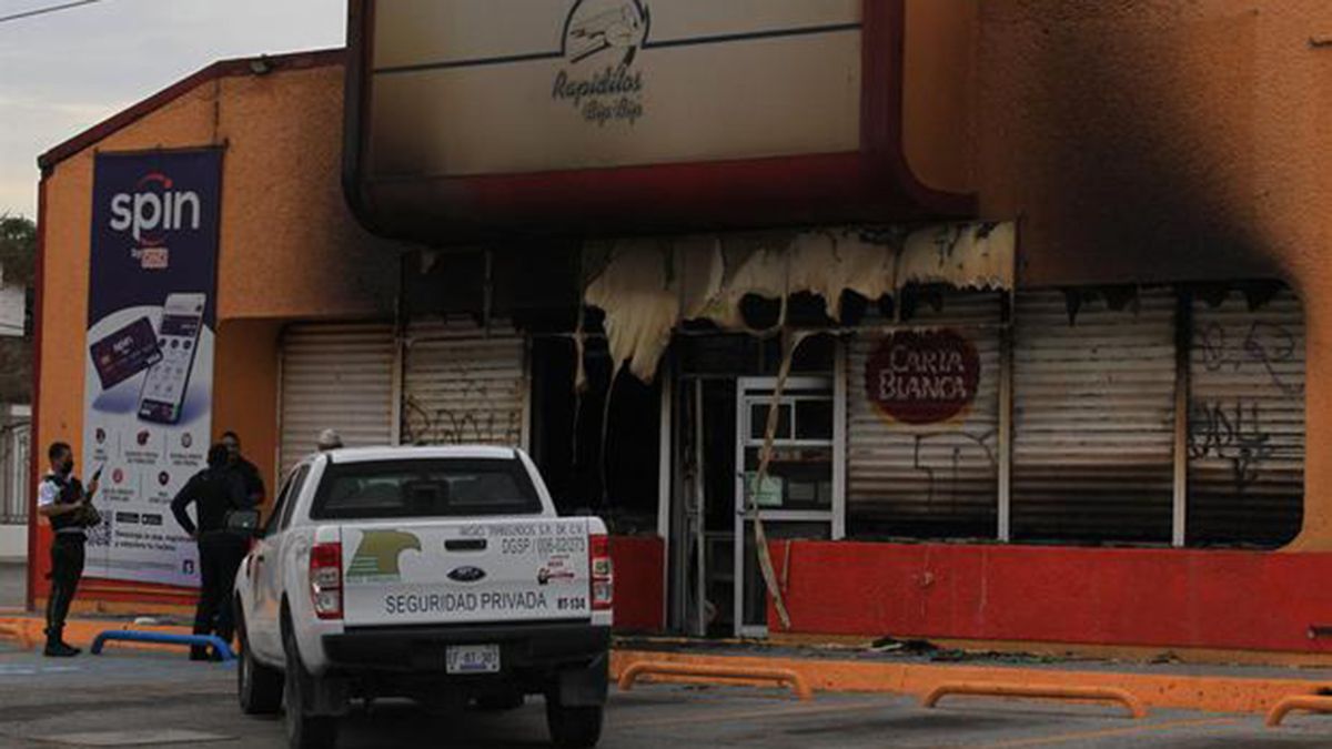 Ciudad Juárez, una de las principales localidades mexicanas fronterizas con Estados Unidos, fue escenario anoche de una serie de hechos violentos que dejaron al menos ocho muertos, incluido un locutor de radio, y comercios incendiados.