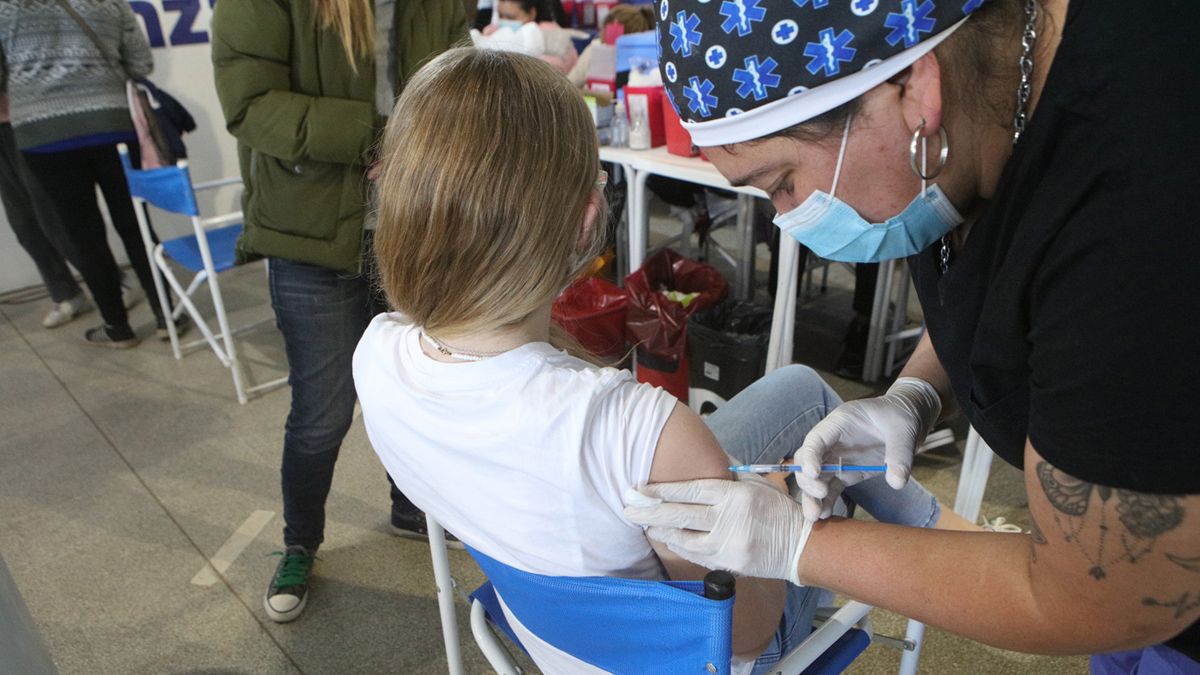 Los adolescentes reciben la vacuna de Moderna.