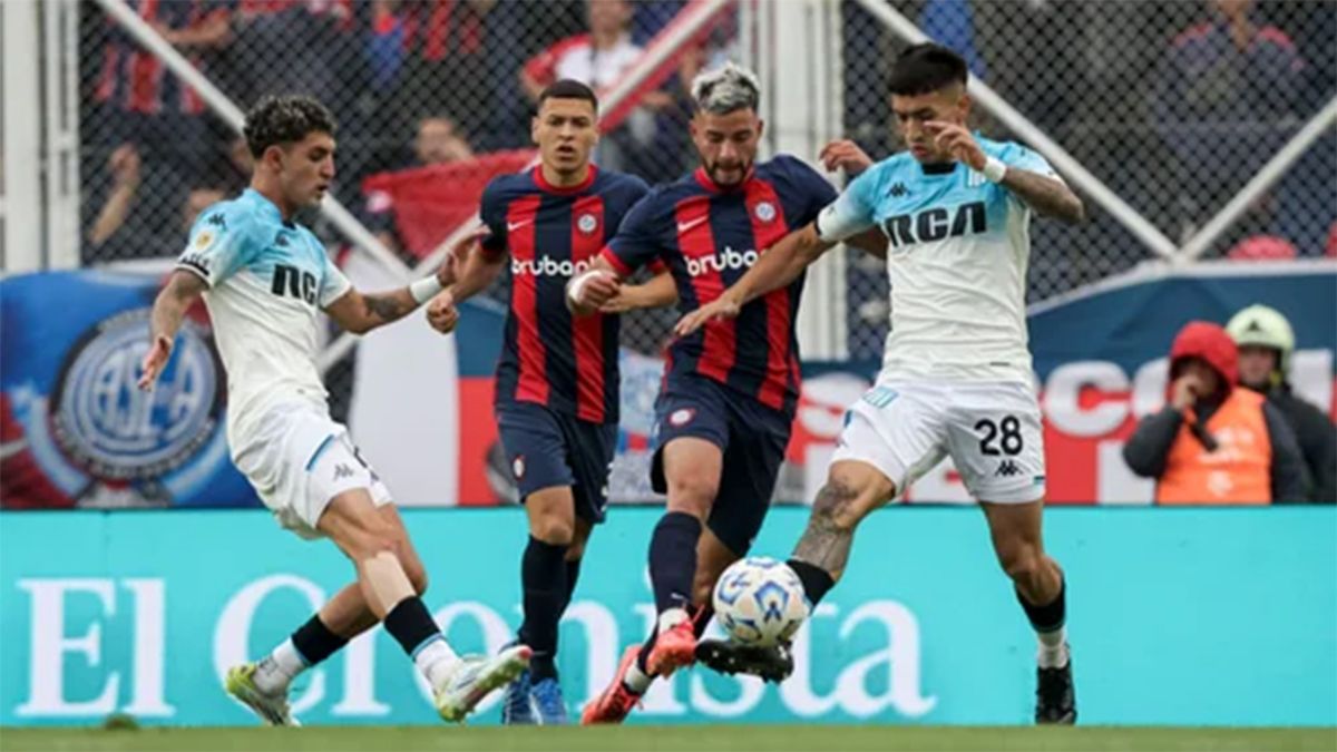 Ivan Leguizamon, de San Lorenzo, y Santiago Solari, de Racing, disputan la pelota en el partido que ganó Racing 2-1
