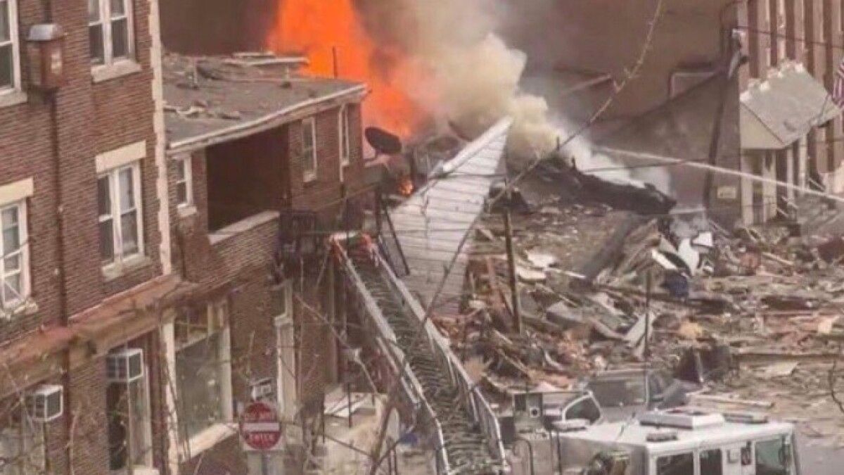 EstadosUnidos: Dos personas murieron ynueve están desaparecidas tras una explosión en una fábrica de chocolate en elestado de Pensilvania. Además EstadosUnidos: Dos personas murieron ynueve están desaparecidas tras una explosión en una fábrica de chocolate en elestado de Pensilvania. Además