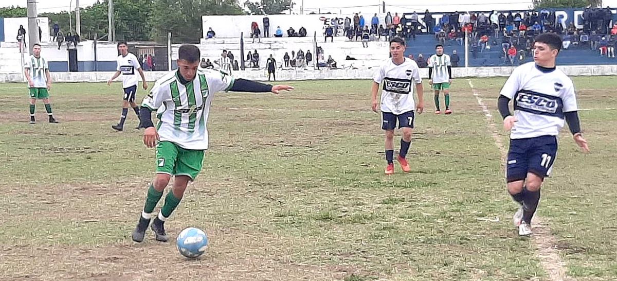 Lucas Medina procura darle destino seguro al balón. Lo presionan Isaías Candiotto y Diego Carrera. Argentino marginó a Rivadavia.