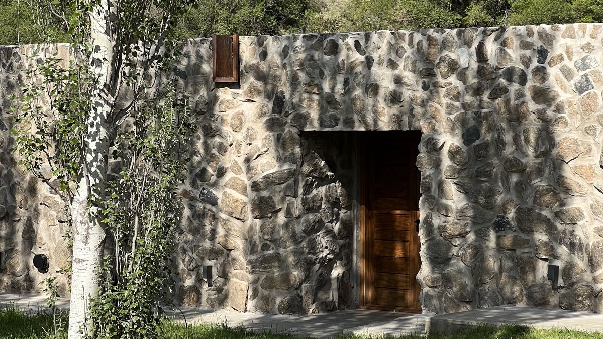 La casa de Alpa Corral que se refugió en el paisaje para volver a mirar a las sierras