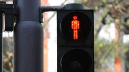 Conocé el semáforo que moja a los peatones