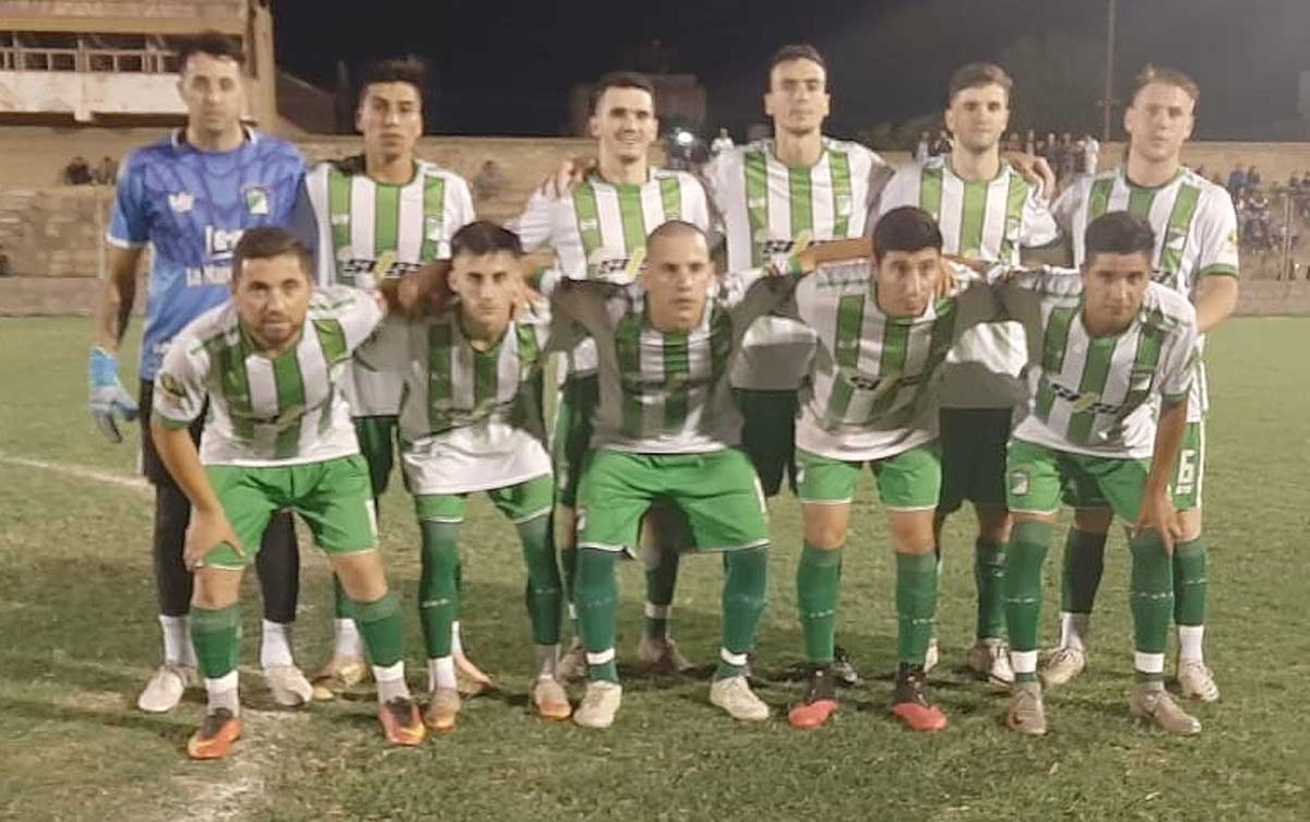 El equipo de Rivadavia de Arroyo Cabral que animó la semifinal de Copa de Plata.