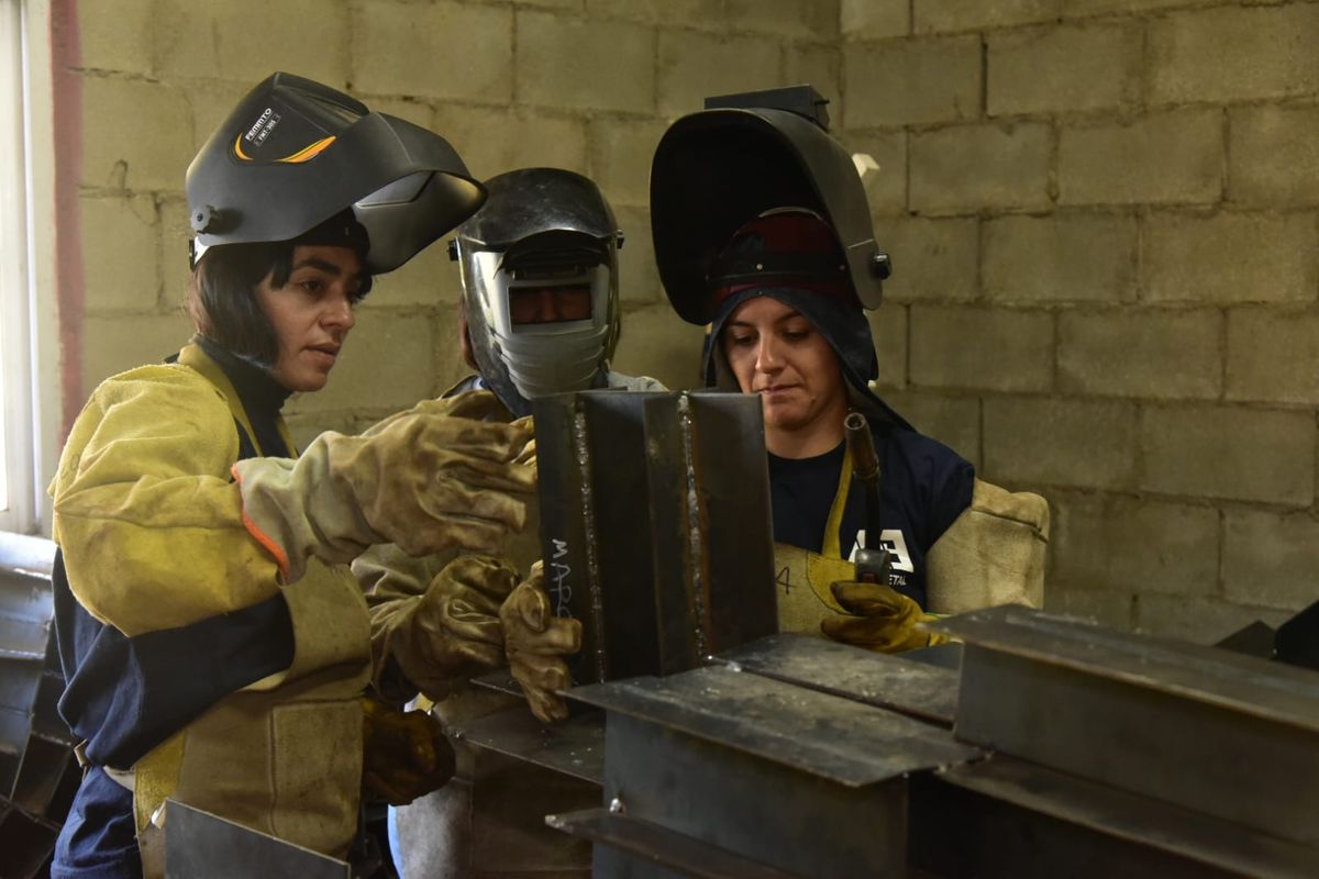En la Escuela Granja, mujeres villamarienses aprenden a soldar para sumarse al mundo laboral