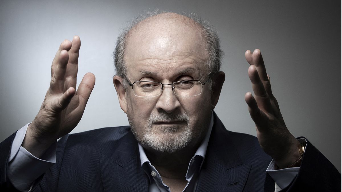 Salman Rushdie vuelve a la escena pública  después de un atentado que lo hizo perder la visión de un ojo.