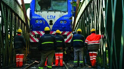 Removieron la locomotora y comenzaron con el acondicionamiento de las vías del tren San Martín