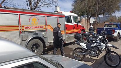 Bomberos trabajan en un principio de incendio doméstico
