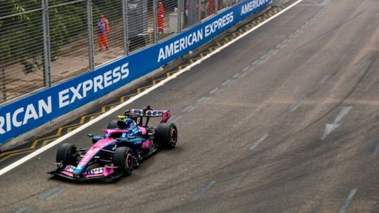 El Alpine de Franco Colapinto en la pista con el motor parado y sin el piloto argentino. La imagen del abandono en el Sprint de Singapur