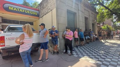 Largas colas para recargar o comprar matafuegos en la ciudad