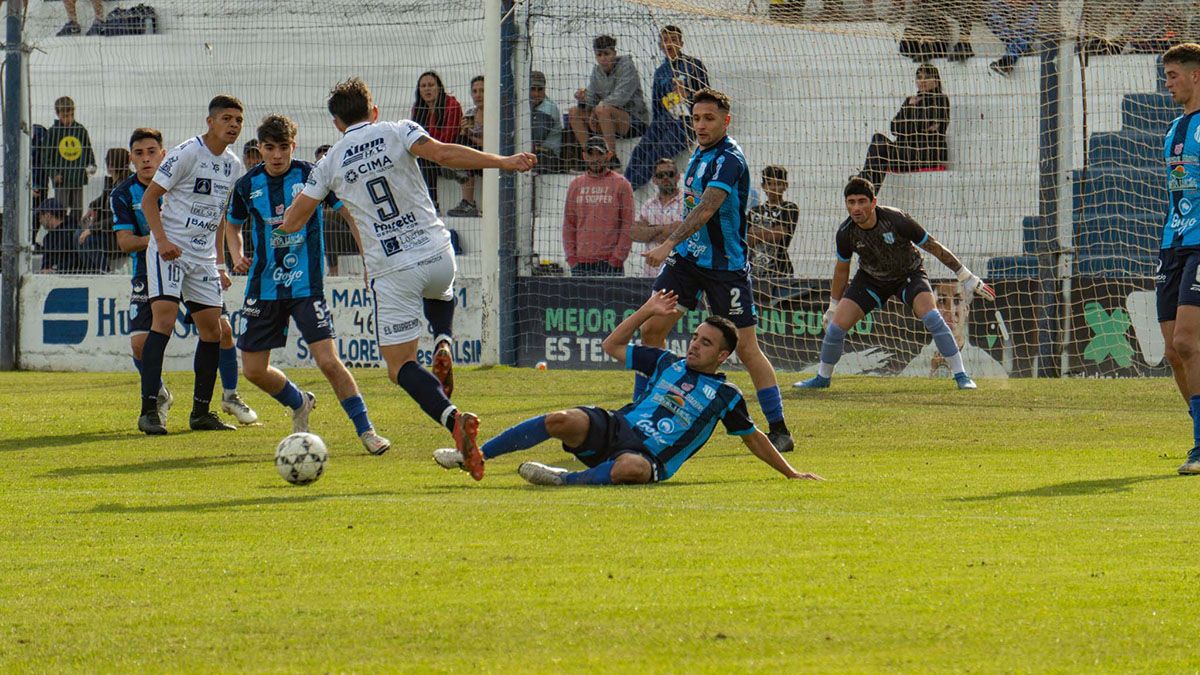 Franco Torres en acción durante el empate de Atenas ante Roncedo. Belgrano no pudo aprovechar para superarlo en la tabla.