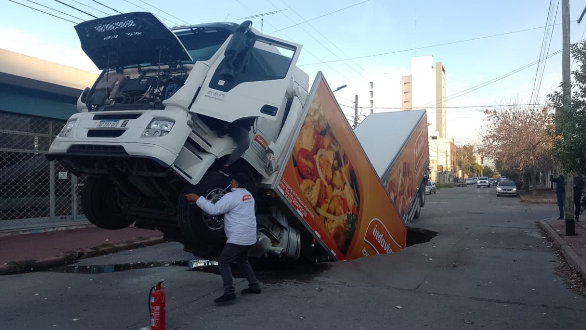 En fotos, el operativo de remoción del camión que cayó a un socavón