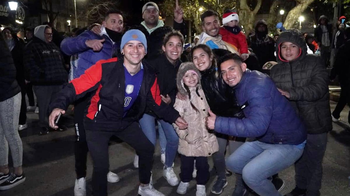 Los festejos en la plaza Roca por el Triunfo de la Selección Argentina en la Copa América. Foto: Andrés Oviedo