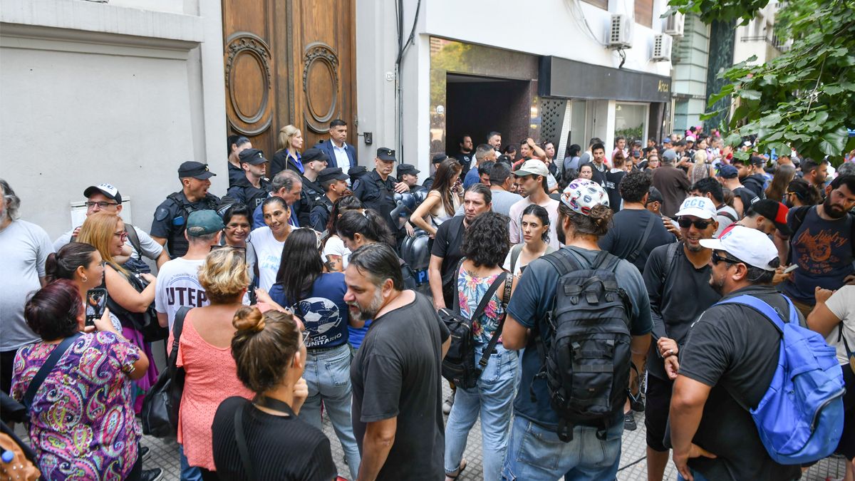 Gran cantidad de personas hace una fila de varias cuadras que comienza en el ministerio de Capital Humano para pedir alimentos. Foto NA: JUAN VARGAS