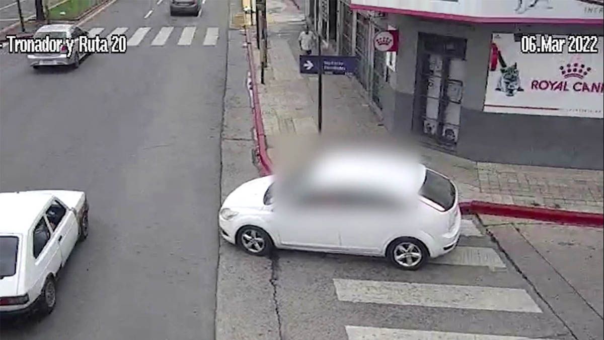Un conductor va en contramano en una de las calles de Córdoba. La imagen fue captada por el sistema de monitoreo.