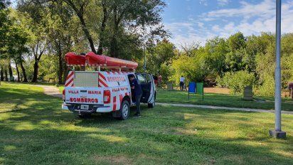 Rescatan a una persona que cayó al río