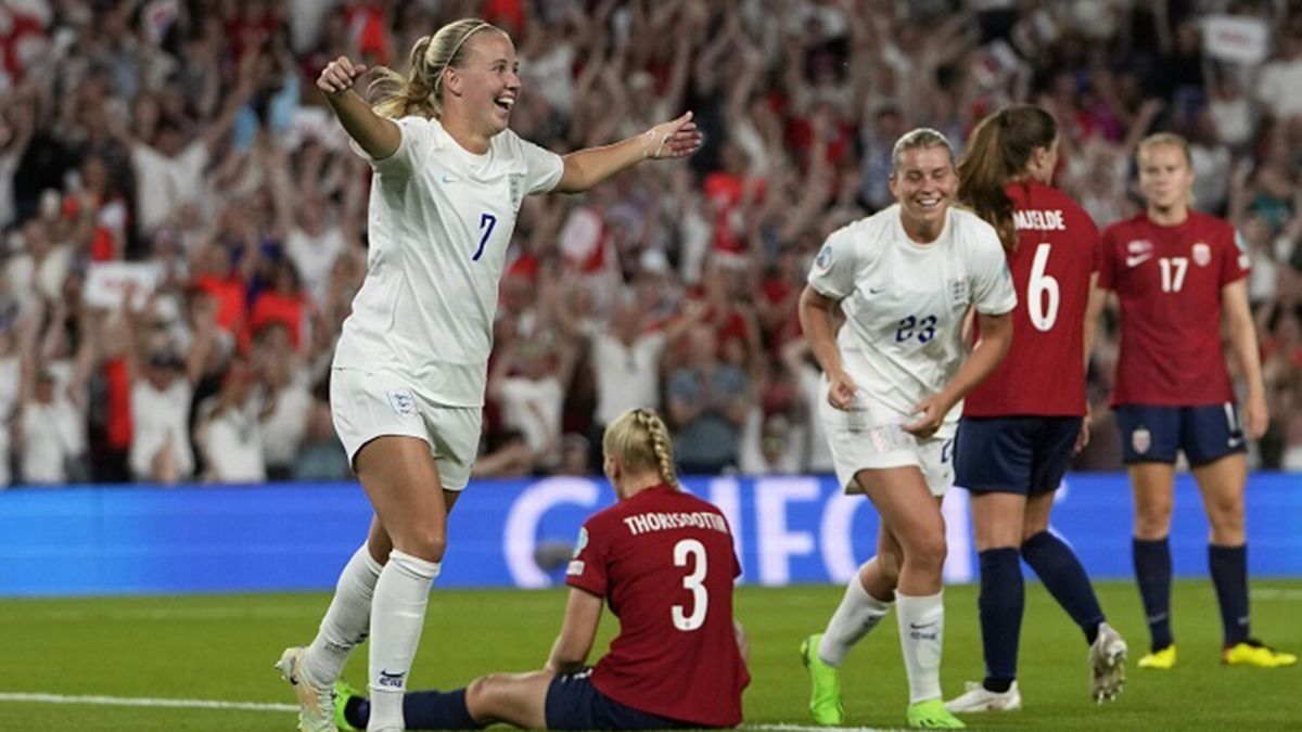 Inglaterra logró la máxima goleada en la historia de la Eurocopa femenina: venció a Noruega por 8-0 y logró su pase a cuartos de final. Inglaterra logró la máxima goleada en la historia de la Eurocopa femenina: venció a Noruega por 8-0 y logró su pase a cuartos de final.