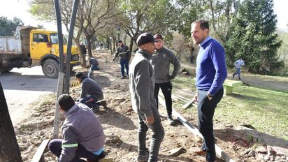 Con tareas de hormigonado, avanza la recuperación de veredas en la Costanera