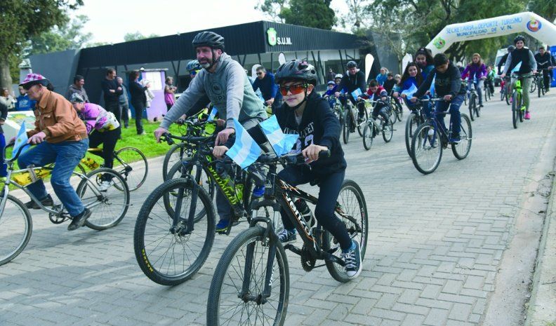 Alrededor de un centenar de ciclistas participó de la actividad organizada por la Municipalidad de Villa Nueva.