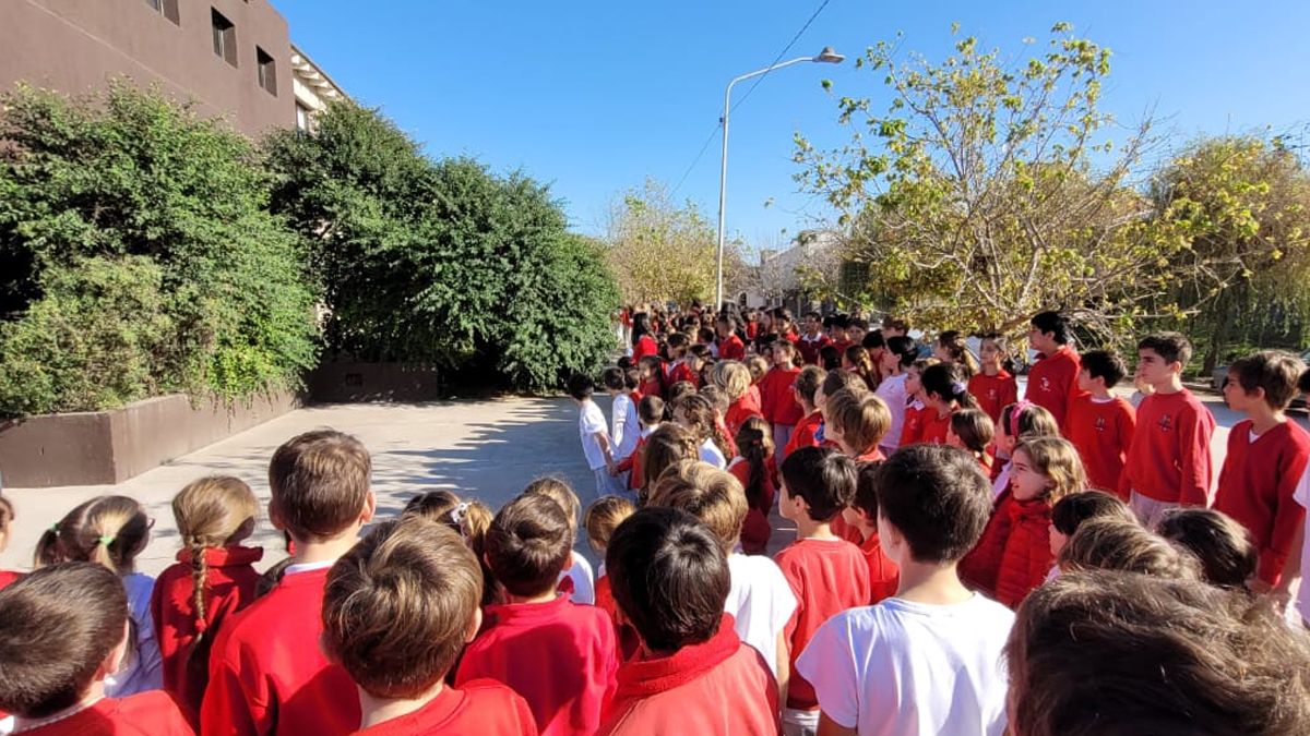 Realizaron un abrazo simbólico en el colegio Dante Alighieri por la muerte de Alberto Cobos. Foto: Matias Tambone.