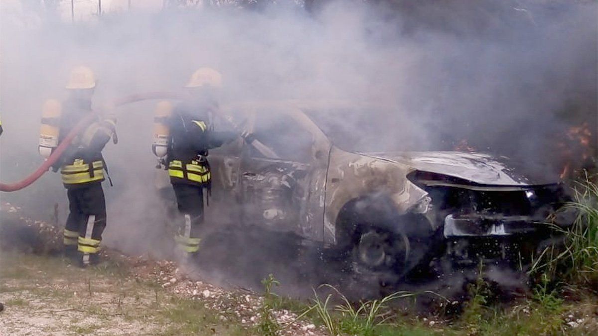 El cuerpo fue encontrado dentro del Renault Sandero incendiado.