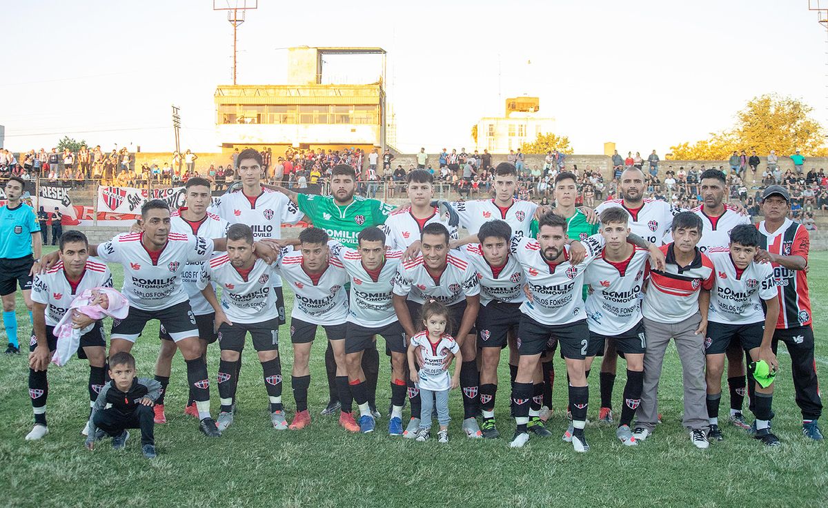 El plantel de Alem que disputó el torneo Provincial. Visitará a Rivadavia en Arroyo Cabral.