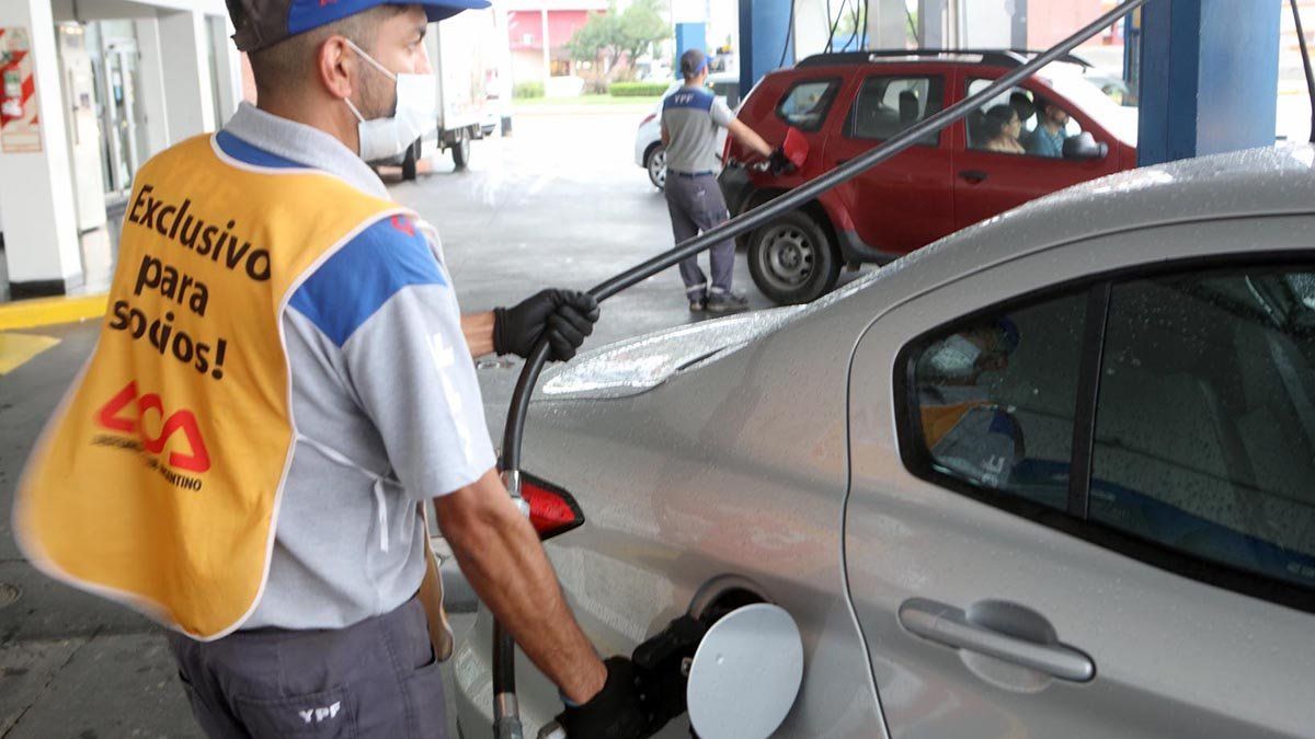 Los combustibles aumentaron a comienzos de mes un 10 por ciento.