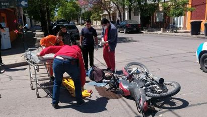 Automovilista chocó a dos personas que iban en moto y se dio a la fuga