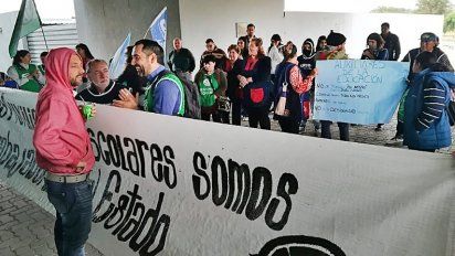 Auxiliares escolares protestaron en el Centro Cívico