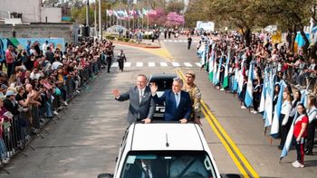 Llaryora encabezó el desfile por los 159 años de Villa María ante más de 40 mil personas