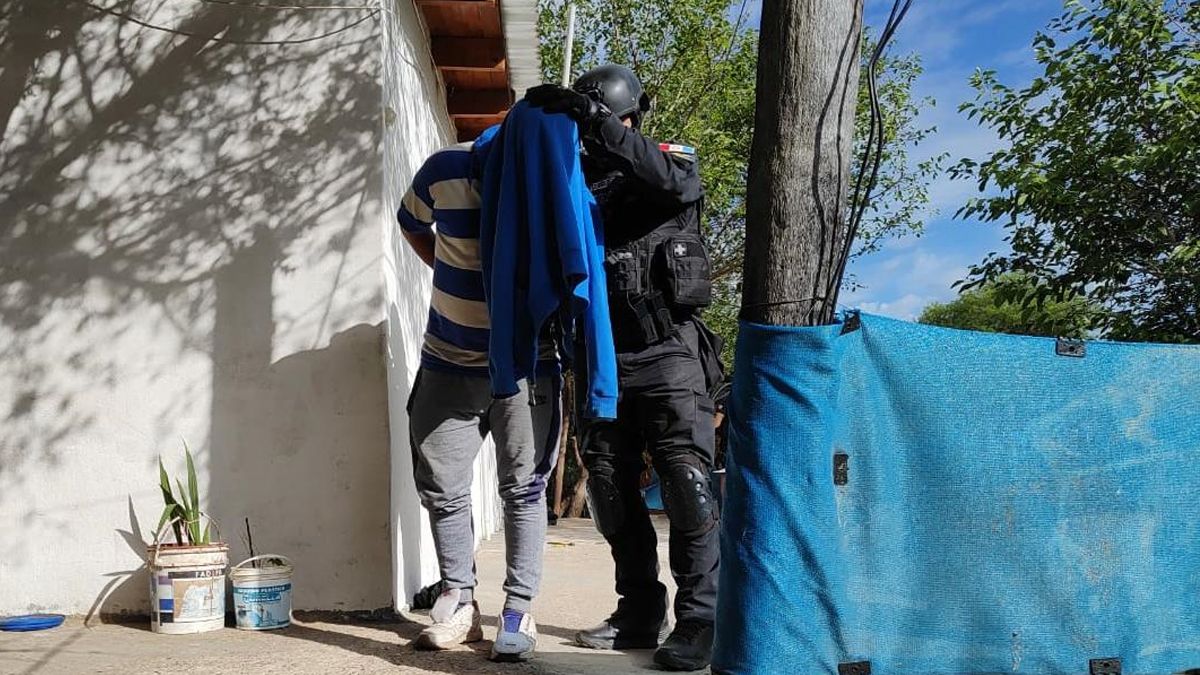 El hombre fue detenido tras un allanamiento en un domicilio de barrio Costa Azul.