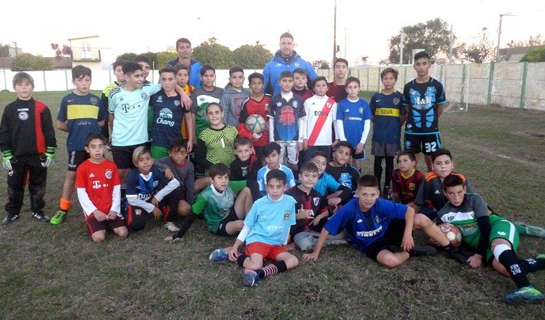 Hernán Llano y Esteban Lisi volvieron a Arroyo Cabral a observar futbolistas de la Liga. “Siempre hubo buen fútbol en Villa María”.