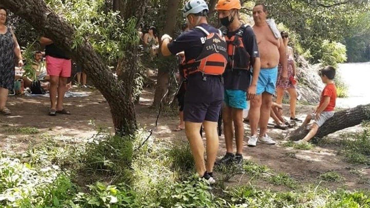 Bomberos rescataron a turistas en distintos sectores de Alpa Corral.