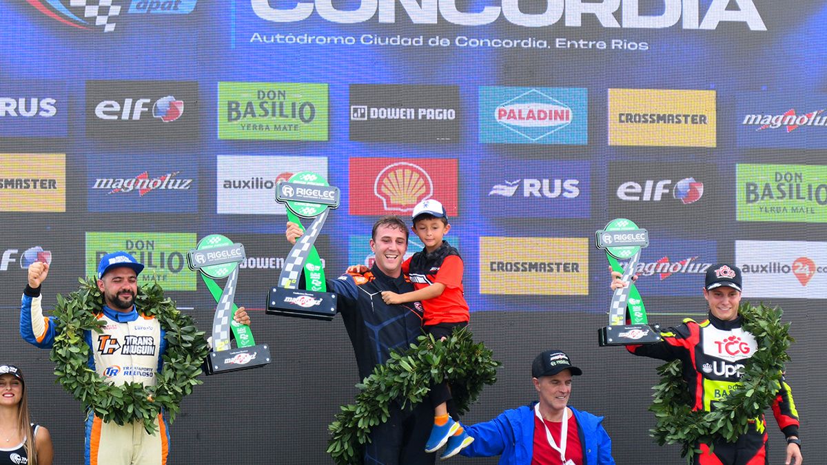 Maximiliano Bestani (2º); Francisco Coltrinari (1º) e Iñaki Beitia (3º), el podio de la Clase 2 en Concordia