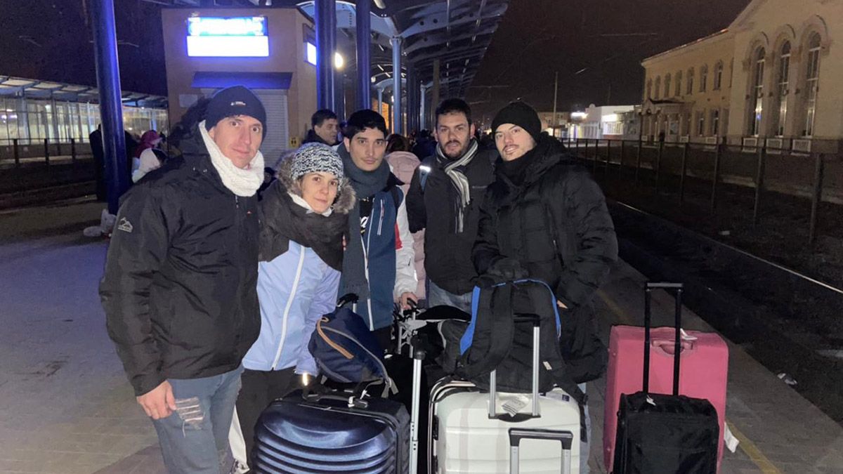 Foto que el grupo de argentinos envió a la embajada para indicar que se encontraban a salvo en su viaje desde Kiev.