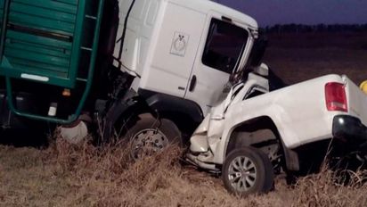 Impactante choque entre un camión y una camioneta dejó el saldo de dos fallecimientos