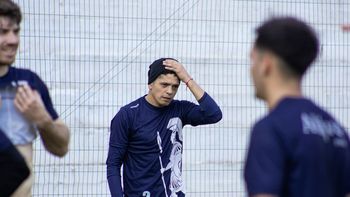 Facundo Quiroga durante un entrenamiento de Atenas. El volante creativo pidió dar vuelta la página rápido tras el golpe de la salida de Leva.&nbsp;