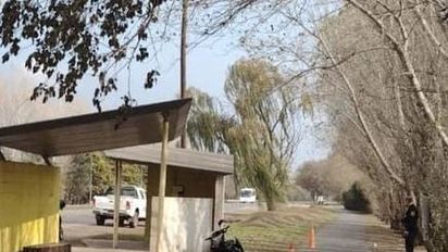 Iba en moto por la ciclovía, chocó contra una garita y perdió la vida