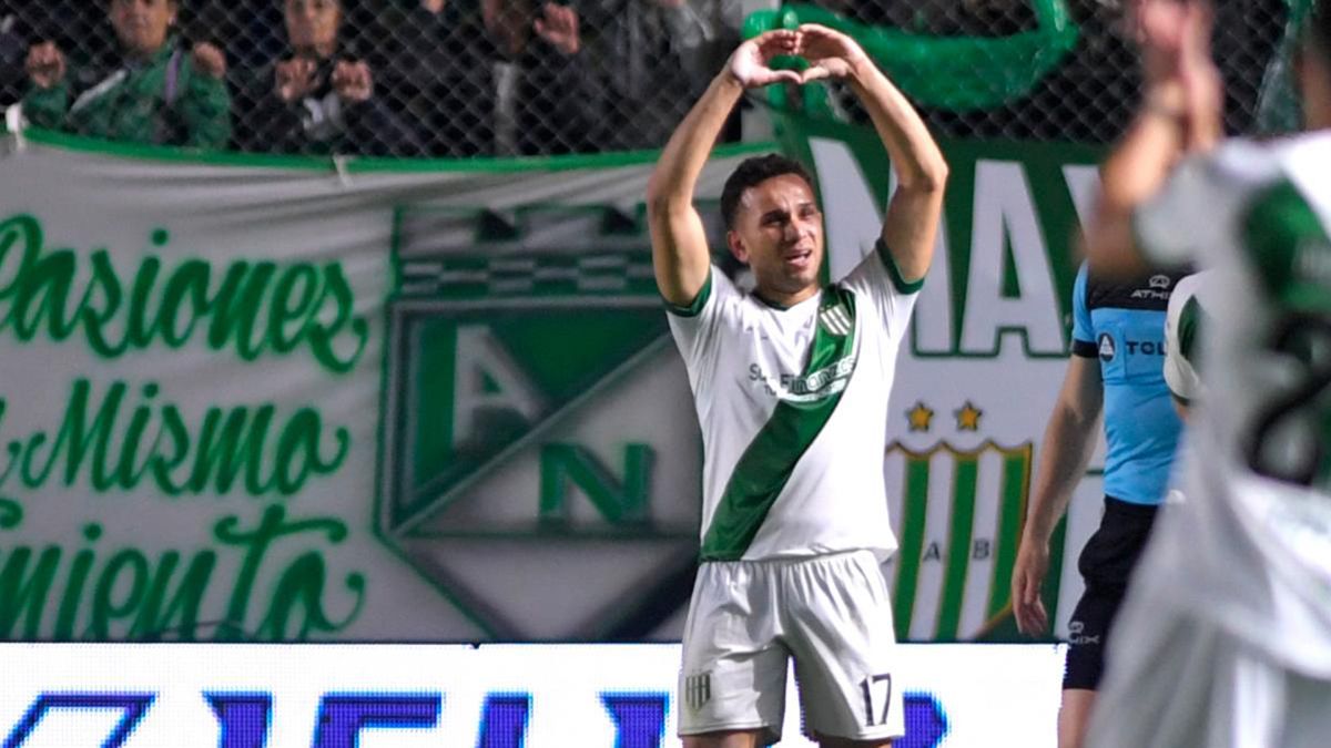 Juan Bisanz festeja su gol con el que triunfó Banfield 1 a 0 a Lanús