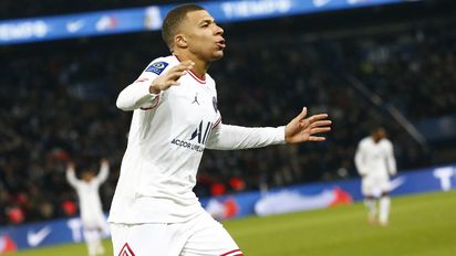 Sobre la hora, Mbappé salvó al PSG de Messi