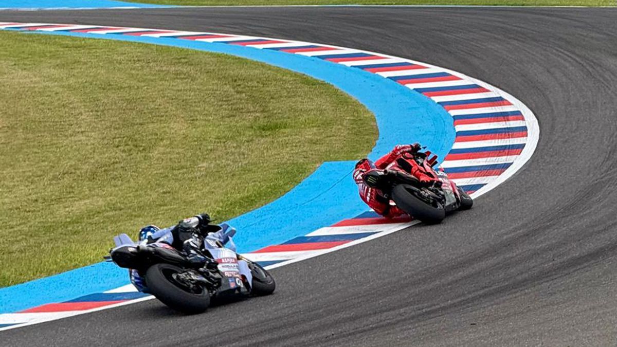 Vueltas finales con Marc Márquez primero y Alex Márquez segundo