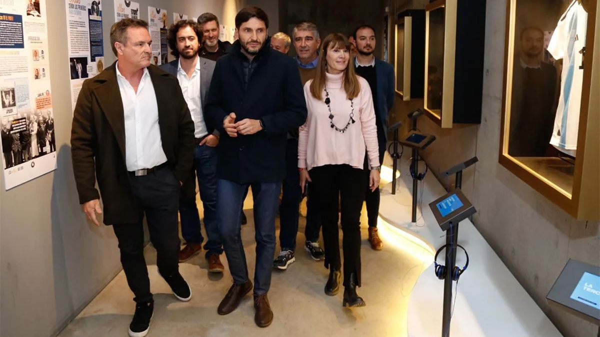 El gobernador santafesino Maximiliano Pullaro acompañado de Susana Rueda, ministra de Cultura, y Fabián Bastia, ministro de Gobierno e Innovación Pública.