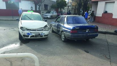 Dos autos chocaron en la intersección de Alberdi y Kowalk