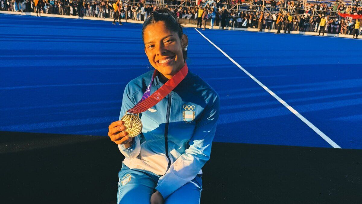 La delantera Daiana Pacheco con su medalla dorada lograda en los Juegos Suramericanos con las Leonas