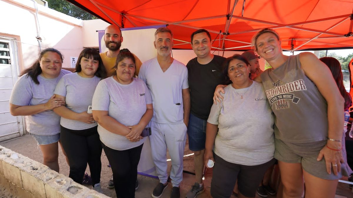 Los médicos Darío Quinodoz y Carlos Ronco y la facultativa Florencia Ruggeri llenaron ayer en el comedor y merendero “La Esperanza” cerca de 100 certificados únicos de salud.