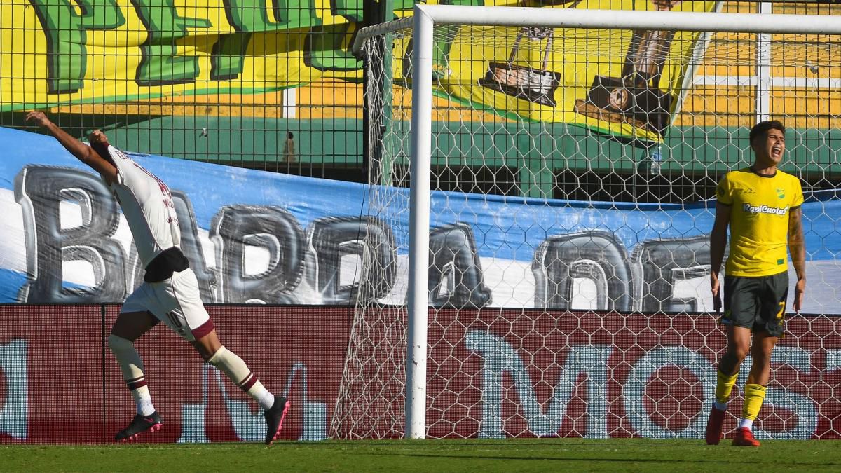 Marcelino Moreno festeja uno de sus tres goles, con los que Lanús goleó 4 a 0 a Defensa y Justicia en Florencio Varela