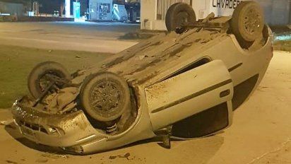 Un menor salió ileso tras volcar un auto en Moldes